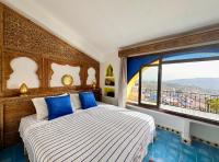 Zimmer mit Kingsize-Bett und Bergblick