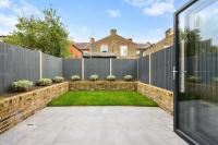 Spacious 3BR Home with Garden and 2 En-suites - B&B London
