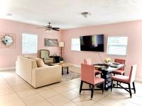 Poolside Suite APT 15 min from ThemeParks & MCO - Bed and Breakfast Kissimmee