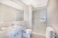 Apartment with Pool View