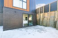 Modern 1 Bed Smart Flat in Upper Hutt with Full Kitchen, Parking - 5 minutes to Brewtown - B&B Upper Hutt