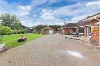 AC Hot Tub Thorpe Park Home 6BR Sleeps 16 Wifi And Parking - Chambres d'hôtes Staines