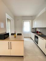 Central Modern Apartment near Lake Como with Elevator and Air Conditioning - B&B Como