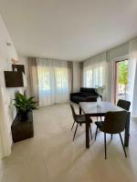 Central Modern Apartment near Lake Como with Elevator and Air Conditioning - Bed and Breakfast Como
