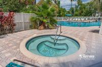 Lake View Top Floor 2 Bed 2 Bath Condo with Balcony - B&B Orlando