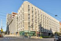 Modern Studio with Parking and Air Conditioning in the City Center of Wroclaw by Noclegi Renters - Chambres d'hôtes Wrocław
