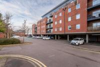 Charming Apartment near the High Street with Private Balcony, Free Parking, Self Check-In, Fast WiFi and Smart TV by Yoko Property - Bed and Breakfast Milton Keynes