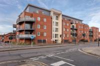 Charming Apartment near the High Street with Private Balcony, Free Parking, Self Check-In, Fast WiFi and Smart TV by Yoko Property - B&B Milton Keynes
