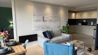 Modern City Centre Apartment with Balcony Plus Skyline Views - B&B Manchester