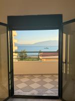 Bright Seaside Apartment, 100m from the Beach with Sea Views - B&B Valona