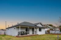 Spacious Kerang Retreat - Stylish & Cosy - B&B Kerang
