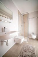 One-Bedroom Apartment with Lake View