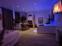 Escapade en amoureux loft de charme jacuzzi et jardin privatif proche Paris - B&B Saint-Prix