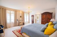 King Room with Roll-In Shower - Disability Access