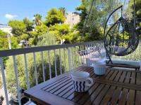 Chic Athenian Apartment by the Riviera - B&B Athens