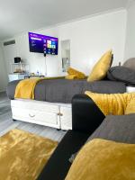 Modern Private En-suite & kitchenette With 40inch TV - Bed and Breakfast Borehamwood