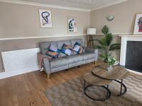 3BR House with Parking 10 Mins to Airport Sleeps 6 - Chambres d'hôtes Édimbourg