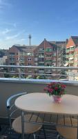 Zwei Zimmerwohnung, Balkon mit Blick auf den Rheinturm - B&B Düsseldorf