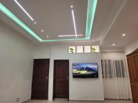 Zimmer mit Kingsize-Bett und Gartenblick. 