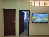 Zimmer mit Kingsize-Bett und Gartenblick. 