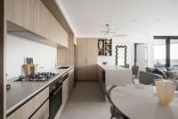 Luxury City Escape Steps from RAC Arena - Bed and Breakfast Perth