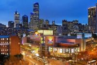 Unique Four-Bedroom Apartment with Balcony Opposite Casino and MCEC - B&B Melbourne