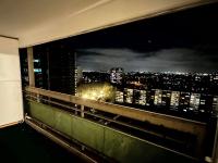 Modern Apartment with Balcony in Duisburg - Chambres d’hôtes Duisbourg