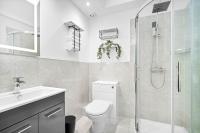 Comfortable 2 Bed Apt, Sleeps 8, Parking, Great for Contractors, Families and Leisure Stays, West Midlands, near Birmingham, Edenwood Residence - B&B Droitwich