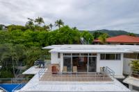 Modern Top-Floor Condo with Panoramic Views and Community Pool - Chambres d’hôtes Coco, Sardinal