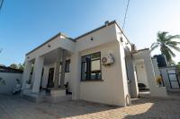 Adizo house - close to beach with AC, Washingmachine and Wifi - Ferienwohnung Daressalam