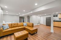Elegant 5BR Home Sleeps 14 Minutes from DC - Russell - Chambres d'hôtes Alexandria