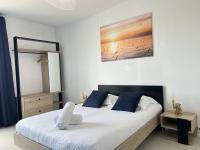 Deluxe One-Bedroom Apartment with Harbour View