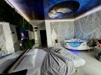 R U B I room by 50 shades - Bed and Breakfast Baia Mare