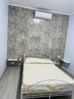 Camera matrimoniale elegante e confortevole con aria condizionata - B&B Fiumicino