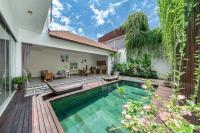 Modern Tropical 2BR Villa in Seminyak Kuta with Pool & Garden - B&B Legian