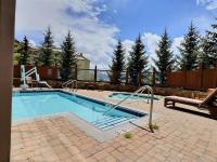2 Bedroom Penthouse Condo at the Lodge at Mountaineer Square Hot Tub and Pool - Chambres d'hôtes Crested Butte