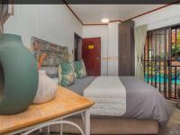 Chambre Lit Queen-Size - Vue sur Piscine