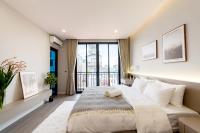 Deluxe One-Bedroom Apartment