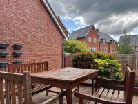 4BR Home - Gym - 3BA - Free Parking - En-suite - Near LGW Airport - B&B Horsham