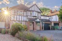 STUNNING Character Home , Rustic Charm Meets Modern Living - B&B Welling