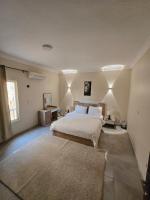 Apartment In a Prime Location In Al Sheikh Zayed - Ferienwohnung Ash Shaykh Zuwayd