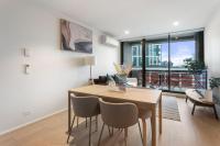 12N Abnb-Style Apt with River View, Spacious Plus Pool & Gym Near DFO & Tram - B&B Melbourne