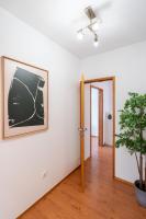 Bright Flat with Balcony & Garage by HostWise - B&B Vila Nova de Gaia