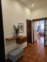 Historic Townhouse Apartment Tina by City Hall - Chambres d’hôtes Ljubljana