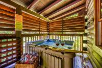 Charming Cabin with Hot Tub - Chambres d'hôtes Sevierville