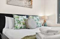 Modern 2BR Rockingham Retreat with Balcony - Bed and Breakfast Rockingham