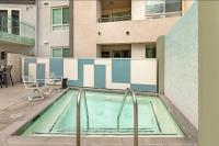 LA Relaxing 1BR on Wilshire Blvd Walk to LACMA - Free Parking & Pool &Gym - B&B Los Angeles