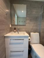 Victoria lakefront cabin in Lyseren Strandpark - B&B Omberg