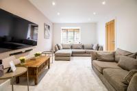 Beautiful and Cosy 4-bed Home in Milton Keynes by Renzo, Driveway, Close to M1 - B&B Milton Keynes