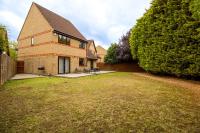 Beautiful and Cosy 4-bed Home in Milton Keynes by Renzo, Driveway, Close to M1 - Chambres d'hôtes Milton Keynes